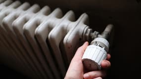 Un homme réglant la température de son radiateur dans son foyer parisien le 17 novembre 2025. (Illustration)