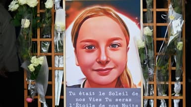 Un portrait de Lola, la collégienne assassinée, lors d'un dernier hommage qui lui est rendu à Fouquereuil, le 21 octobre 2022 dans le Pas-de-Calais