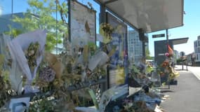 Des fleurs déposés à un arrêt de bus de Bayonne où a été tué Philippe Monguillot