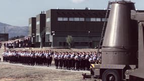 Des soldats défilent lors d'une cérémonie marquant la fin de la posture d'alerte nucléaire sur le plateau d'Albion, en 1996.