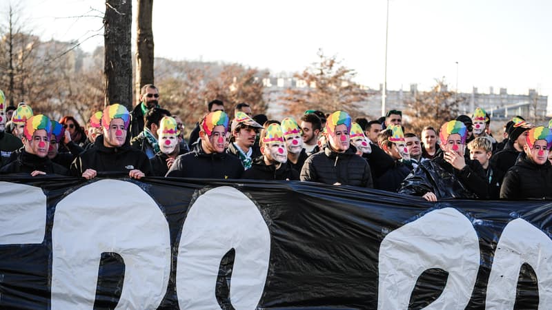 Saint-Etienne: les supporters des Verts manifestent avec des masques de Romeyer et Caïazzo en clowns