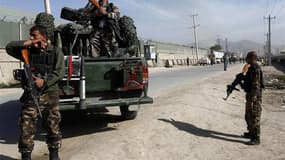 Forces de sécurité afghanes sur les lieux d'une explosion à Kaboul, début mai. Le président François Hollande a rappelé vendredi à son homologue américain Barack Obama sa promesse de rapatrier le contingent français en Afghanistan d'ici la fin de l'année