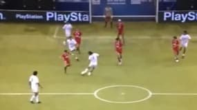 Nadal frappe du pied gauche face à Casillas lors d'un match de foot en salle en 2010