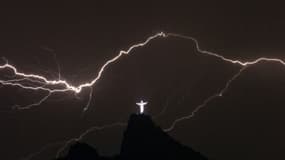 Un éclair au dessu du Christ Rédempteur au sommet du Corcovado à Rio de Janeiro le 14 janvier 2014