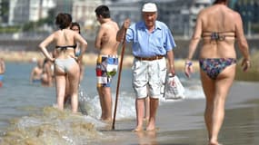 Hommes et femmes sur une plage de San Sebastian en Espagne, le 26 juin dernier (Photo d'illustration).