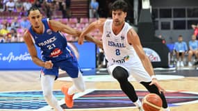 Zaccharie Risacher et Deni Avdija lors du match France-Israël à l'EuroBasket, 31 août 2025