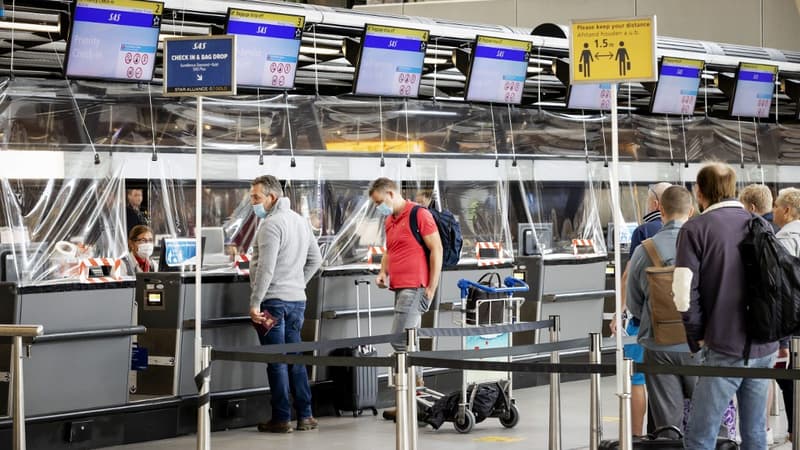 Des passagers à l'aéroport de Schipol aux Pays-Bas. 