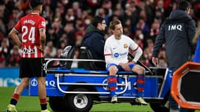 Le milieu de terrain du Barça Frenkie De Jong sorti sur blessure lors du match à Bilbao, 3 mars 2024