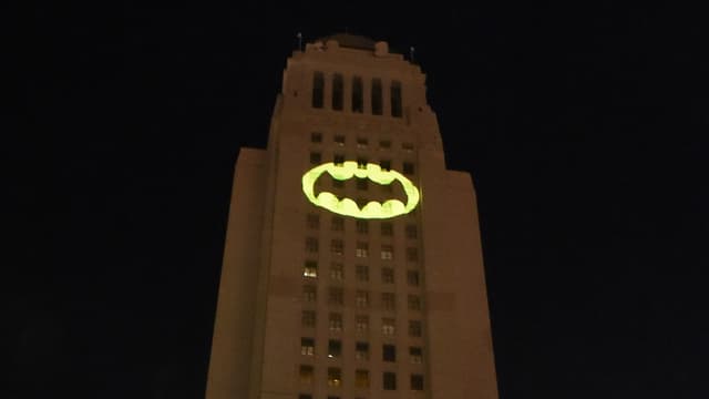 Un faisceau lumineux "Batman" a été projeté sur la mairie de Los Angeles en hommage à Adam West, le 15 juin 2017