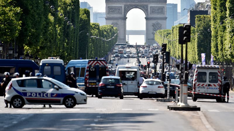 L'homme a foncé à deux reprises sur le fourgon de gendarmerie qui roulait sur les Champs-Elysées.