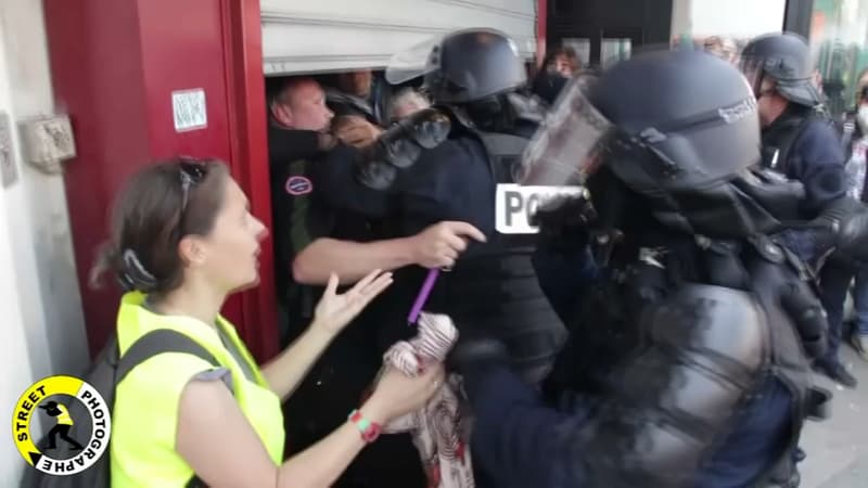 Un policier a été filmé en train de gifler un manifestant.