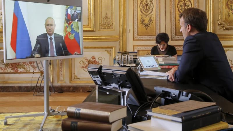 Emmanuel Macron et Vladimir Poutine lors d'une visioconférence en le 26 juin 2020.