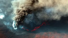 Photo satellite diffusée par Maxar Technologies du volcan Cumbre Vieja en éruption sur l'île de La Palma, le 14 octobre 2021 aux Canaries