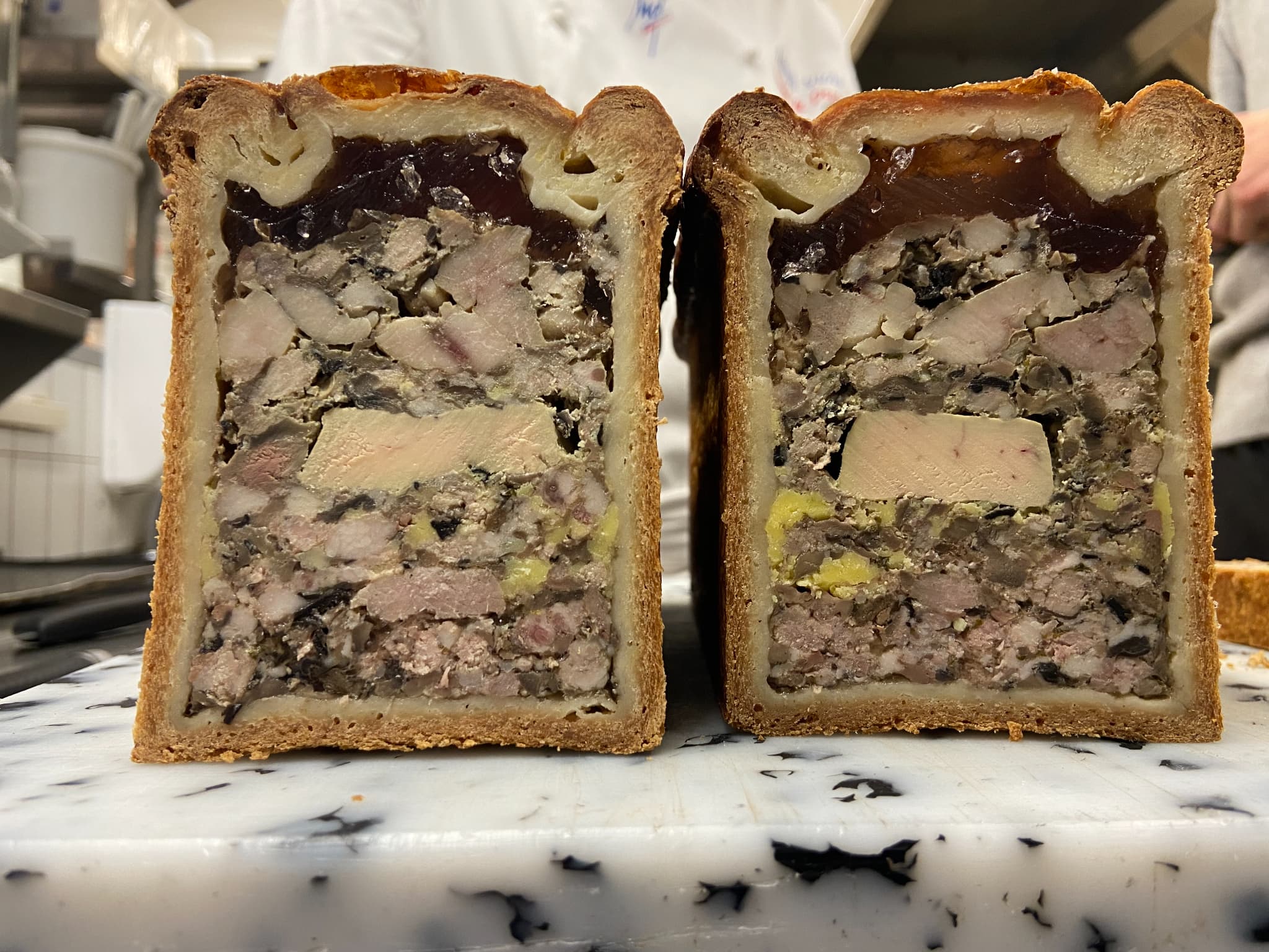 Un chef, une recette: pâté-croûte de foie gras de canard et ris de veau de  lait par Joseph Viola