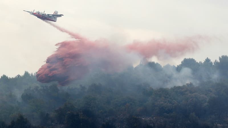 Une opération pour étouffer le feu dans les Alpes-Maritimes. 