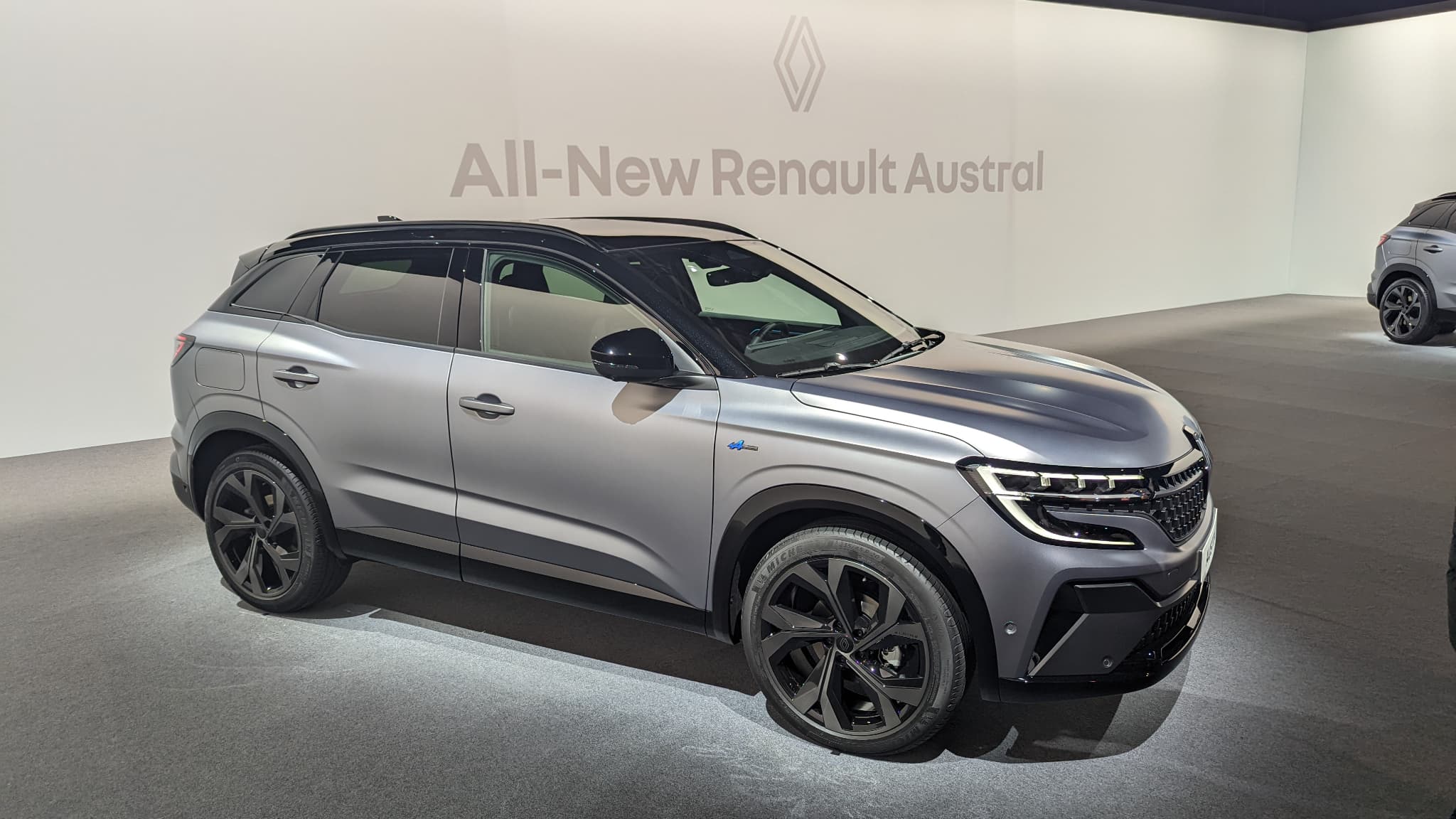 L'Austral mesure 4,51 mètres de long, ce qui le classe dans la catégorie des SUV familiaux de segment C, une catégorie très dynamique sur le marché européen. L'Austral mesure 4,51 mètres de long, ce qui le classe dans la catégorie des SUV familiaux de segment C, une catégorie très dynamique sur le marché européen.