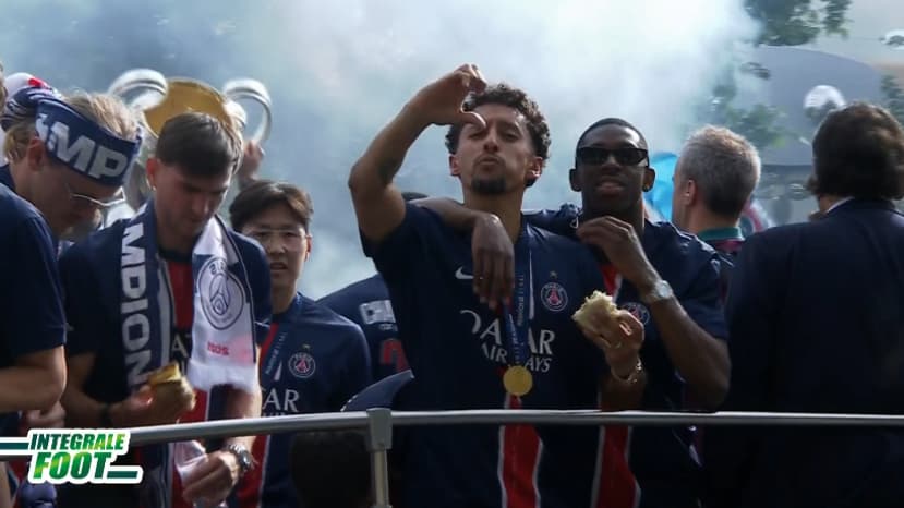 Marquinhos mange un sandwich pendant la parade du PSG, le 1er juin 2025.