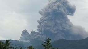 Éruption du volcan Dukono en Indonésie, le 21 novembre 2023 (photo d'archives)