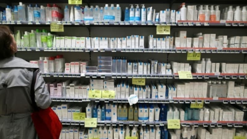 Un rayon de produits cosmétiques et d'hygiène dans une parapharmacie à Caen le 23 juin 2015 (photo d'illustration)
