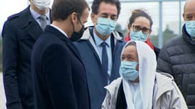 L'ex-otage Sophie Pétronin accueillie par Emmanuel Macron, le 9 octobre 2020.