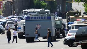 La police arménienne bloque les rues près d'un bâtiment où se déroule une prise d'otage, le 17 juillet 2016 à Erevan