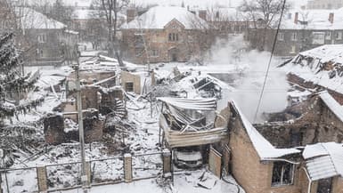 Une vue des bâtiments endommagés après l'attaque d'un drone russe Shahed à Sloviansk, en Ukraine, le 15 janvier 2026. 