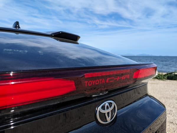 Le bandeau lumineux à l'arrière du Toyota C-HR.
