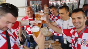 Les supporters croates boivent des bières lors de la Coupe du monde 2018