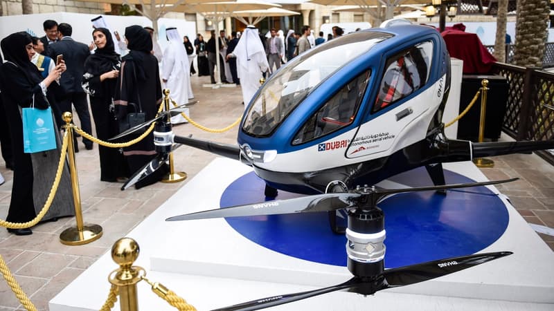 L'EHang 184, un véhicule aérien autonome capable de transporter une personne, a été testé à Dubaï.