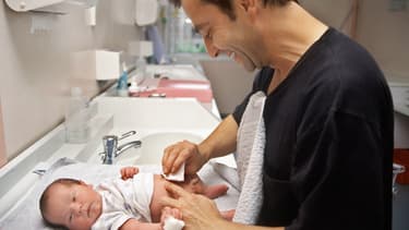 Le Haut conseil suggère aussi un allongement du congé paternité, afin de la faire passer de 11 jours à un mois, afin de permettre un meilleur partage des tâches familiales et plus d'égalité professionnelles.