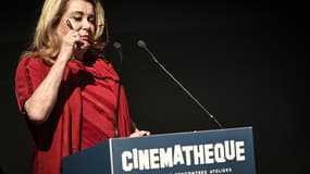Catherine Deneuve lisant un poème en hommage à Agnès Varda, le mardi 2 avril à la cinémathèque de Paris.