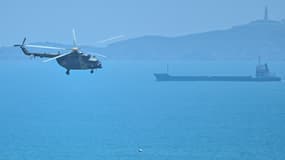 Des hélicoptères militaires chinois passent au large volent au large de l'île Pingtan, l'un des territoires chinois les plus proches de Taïwan, le 4 août 2022