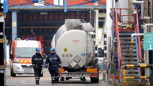 Les pompiers interviennent à l'usine Lubrizol d'où s'est échappée une fuite de gaz, le 21 janvier 2013 à Rouen.