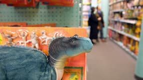 Un dinosaure en plastique est exposé sur un présentoir, le 06 décembre 2000 à Paris, dans un grand magasin de jouets, à quelques semaines de Noël. Photo d'illustration 