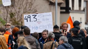 Des manifestants protestent contre la réforme des retraites avant la venue d'Emmanuel Macron à Muttersholtz (Bas-Rhin) ce mercredi 19 avril 2023.