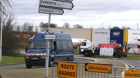 Une route menant à la zone d'activités de Dammartin-en-Goële, en Seine-et-Marne, pendant le coup de force des frères Kouachi, le 9 janvier 2015. 