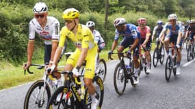 Tadej Pogacar en discussion avec Mathieu Van der Poel lors du Tour de France 2024