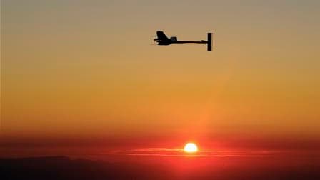 L'avion prototype solaire de Solar Impulse piloté par André Borschberg au lever du soleil près de Payerne, en Suisse, après un vol de 26 heures et 9 minutes, dont une nuit entière. L'aéronef de 63,4 mètres d'envergure est propulsé par quatre moteurs élect