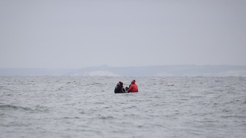 Des migrants en train de traverser la Manche en août 2020