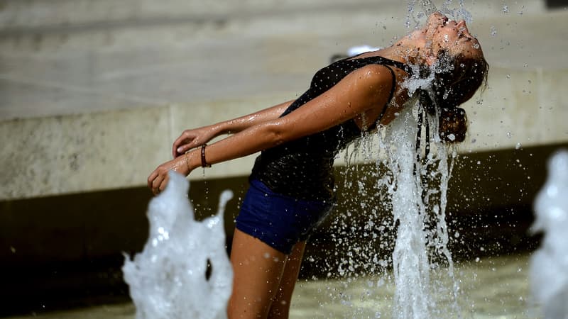 Une jeune femme se rafraîchit sur une place de Milan lors d'une vague de chaleur à l'été 2014 (illustration)