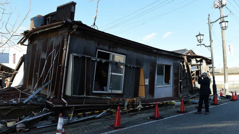 Un touriste à Namie, une ville de la préfecture de Fukushima, le 11 février 2016, cinq ans après le tremblement de terre ayant provoqué l'explosion de la centrale nucléaire.