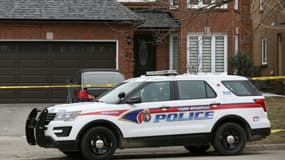 Un véhicule de police garé devant le domicile d'Alek Minassian, le 24 avril 2018 à Richmond Hill, au Canada