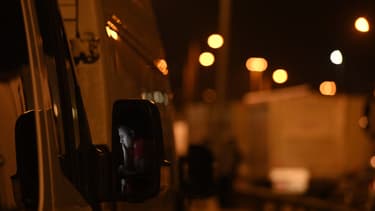 Un routier attendant de passer en France.