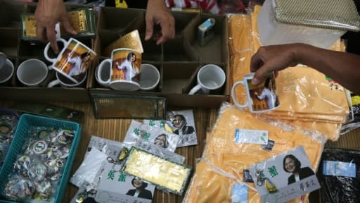 Des objets et bibelots à l'effigie de la nouvelle présidente taïwanaise Tsai Ing-wen sont en vente lors de sa cérémonie d'intronisation à Taipei le 20 mai 2016