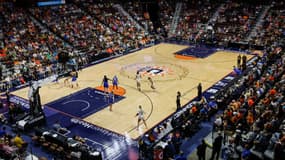 Intense émotion avant le match de WNBA, jeudi, entre Phoenix Mercury et le Connecticut Sun à la Mohegan Sun Arena