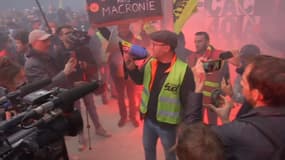 Des manifestants protestent contre la réforme des retraites à La Défense ce jeudi.