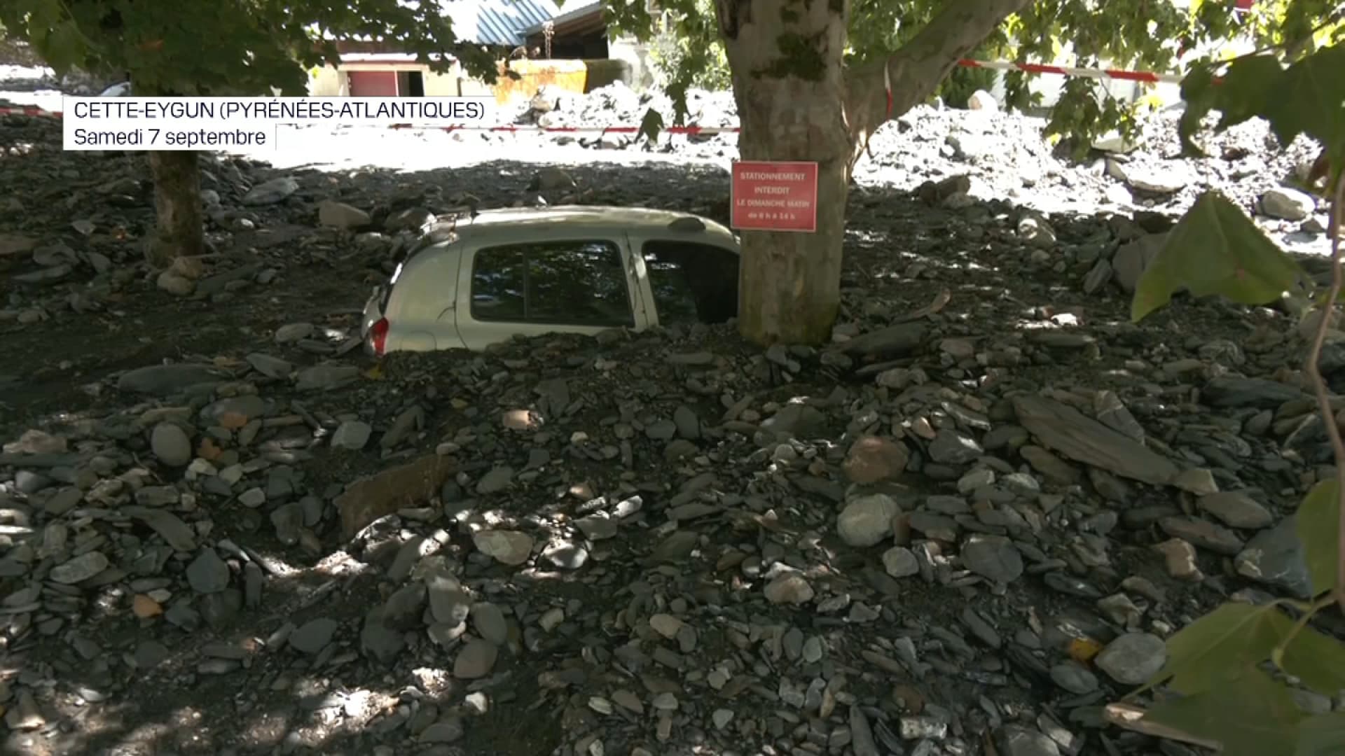 Une voiture prise au piège par des pierres à Cette-Eygun (Pyrénées-Atlantiques) après les inondations qui ont touché le sud-ouest de la France samedi 7 septembre.