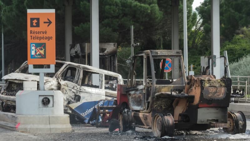 Des véhicules incendiés à l'entrée du péage de l'A9 à Narbonne, le 3 décembre 2018, après une nuit de violences en marge des manifestations des gilets jaunes