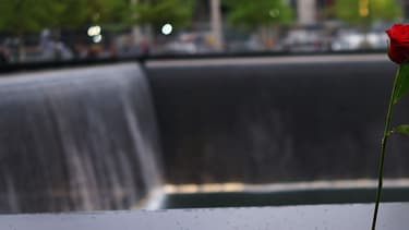 Photo d'une rose déposée au mémorial du 11-Septembre, situé à Ground Zero, à New York, le 15 mai 2014.