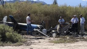 Des enquêteurs sur les lieux du crash de deux hélicoptères en plein tournage de "Dropped", en Argentine.